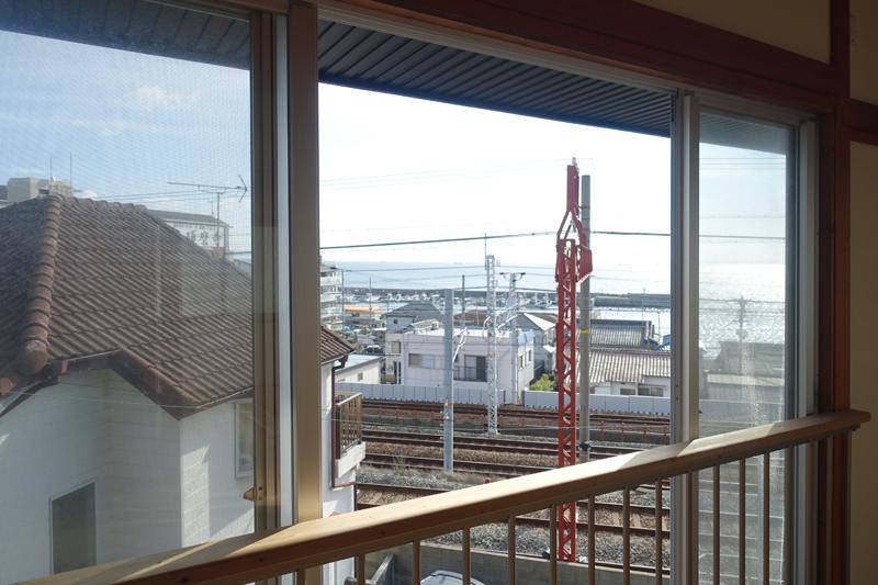 神戸市垂水区塩屋町の賃貸物件/2階南東側の窓から線路越しに海が見えます