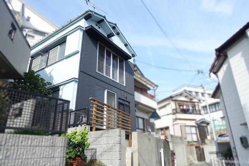 神戸市垂水区塩屋町の賃貸物件/ライトブルーが爽やかな印象の外観