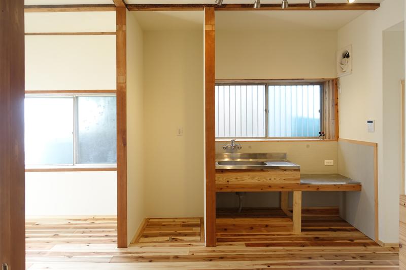 神戸市垂水区塩屋町の賃貸物件/空間に違和感なく溶け込む木質の造作キッチン