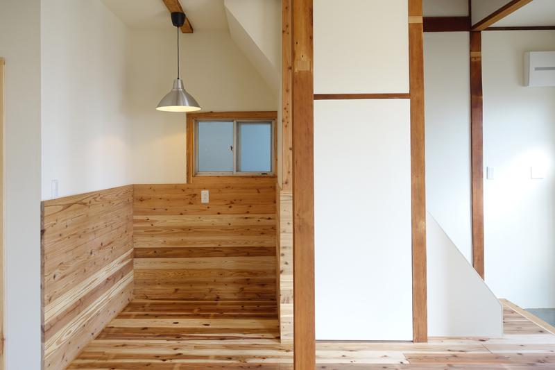 神戸市垂水区塩屋町の賃貸物件/腰壁が設けられた階段下のダイニングスペース