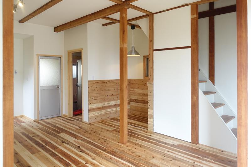 神戸市垂水区塩屋町の賃貸物件/心地よさそうな無垢杉床の質感