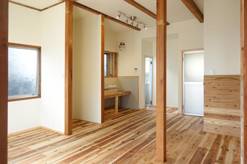 神戸市垂水区塩屋町の賃貸物件/床は無垢、壁・天井は塗装仕上げ