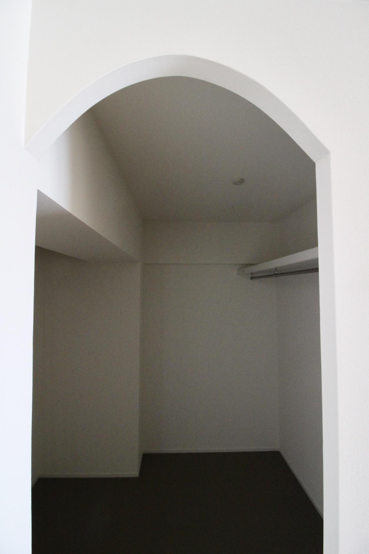 神戸市垂水区塩屋町の賃貸物件/ウォークインクローゼットのアーチの開口