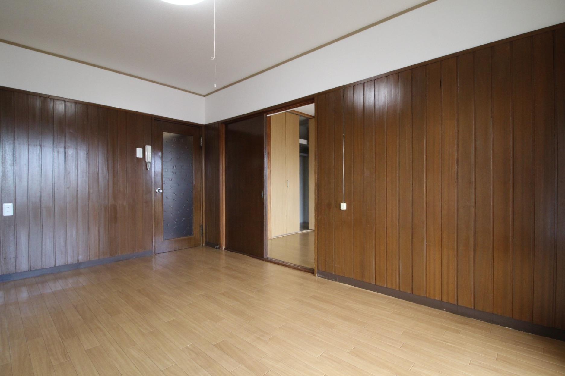 神戸市灘区赤松町の売買物件/古い家具がよく似合いそうな木張りの空間。