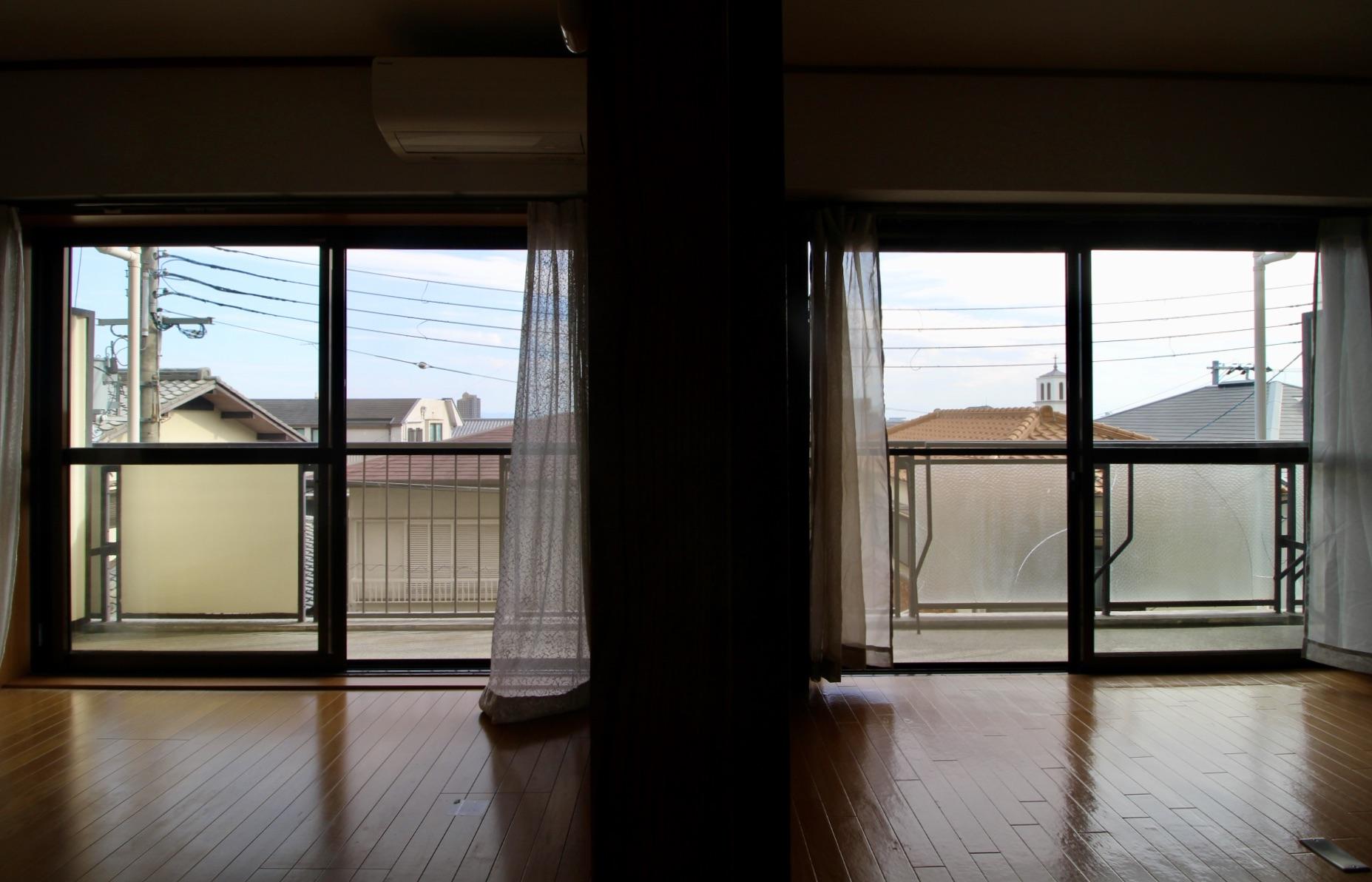 神戸市灘区赤松町の売買物件/窓の向こうに、街と空の風景。
