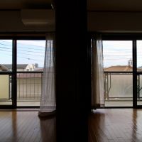 神戸市灘区赤松町の売買物件/窓の向こうに、街と空の風景。