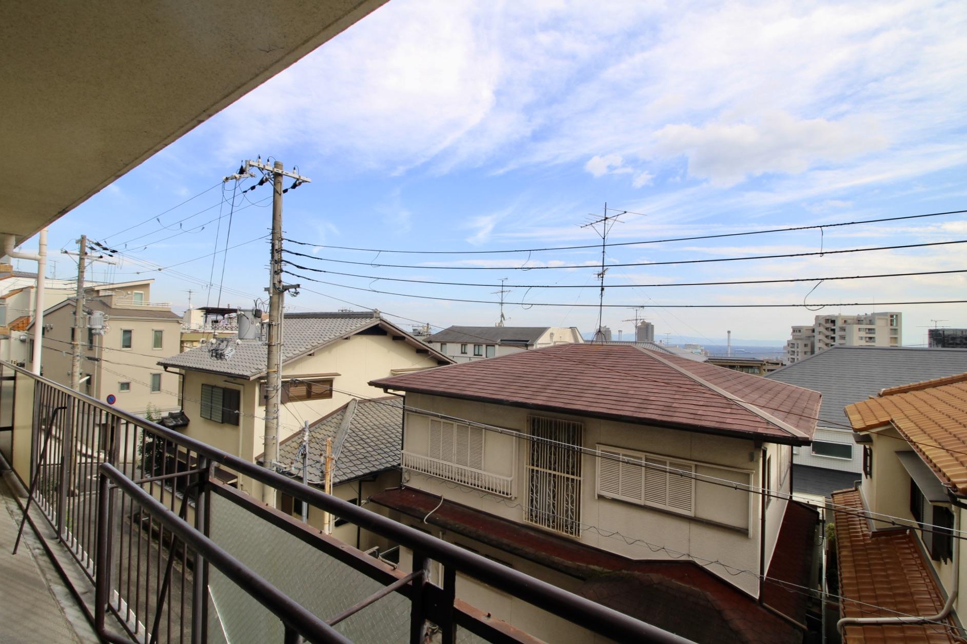 神戸市灘区赤松町の売買物件/周辺は低層住宅ばかり。空が広くて海も少し見えます。