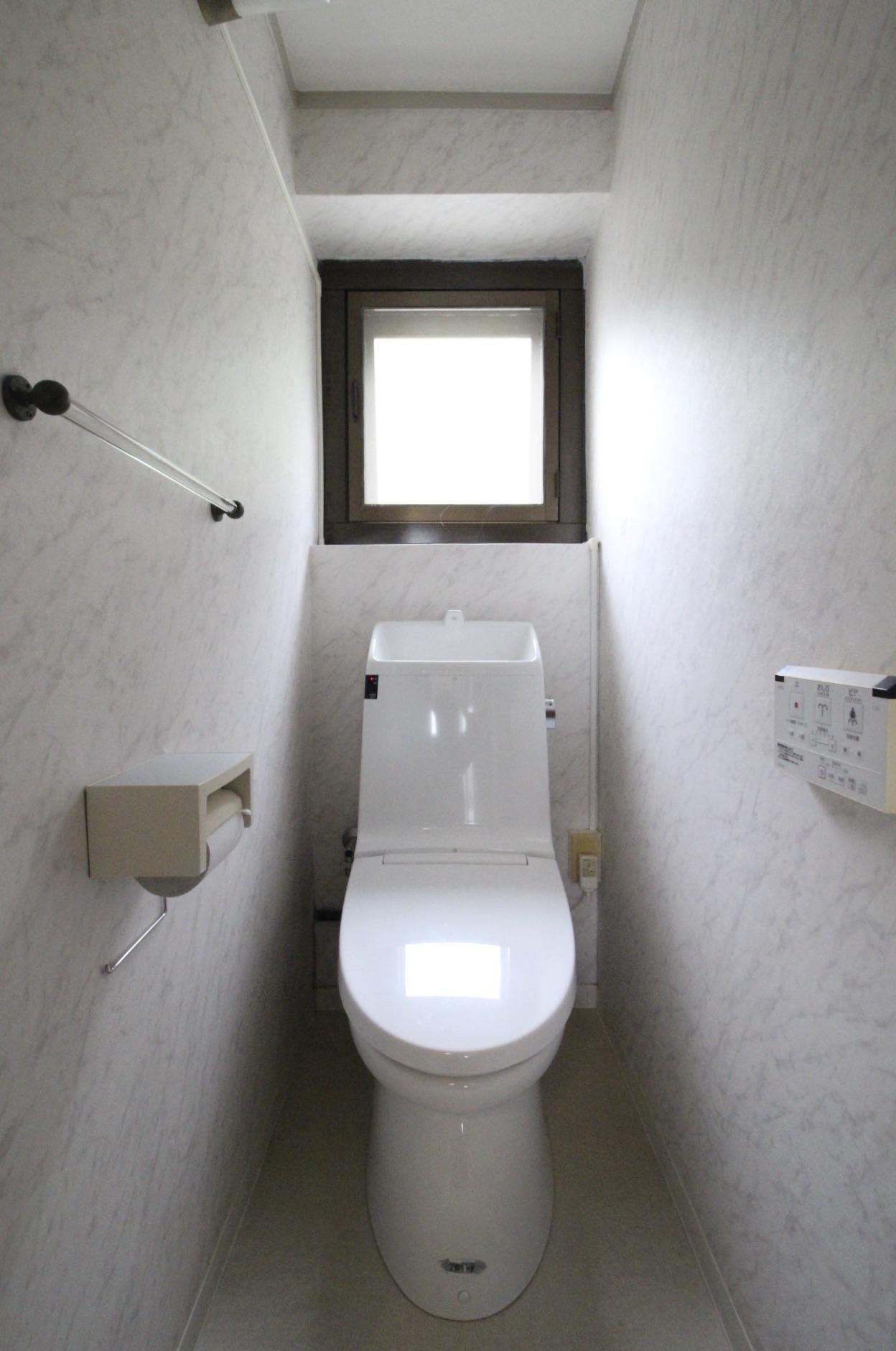 神戸市灘区赤松町の売買物件/トイレは温水洗浄便座付き。