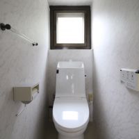 神戸市灘区赤松町の売買物件/トイレは温水洗浄便座付き。