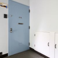 神戸市灘区赤松町の売買物件/団地を思わせる、どこか懐かしい共用部。