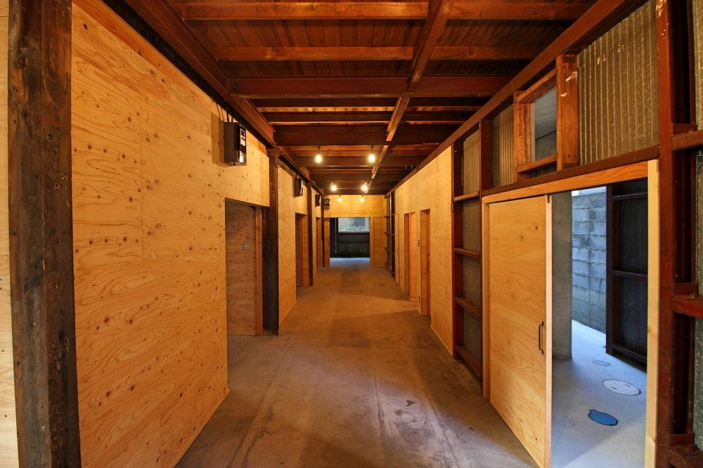 京都市中京区三条通神泉苑西入今新在家西町の賃貸物件/幅のとってある1階の共用廊下