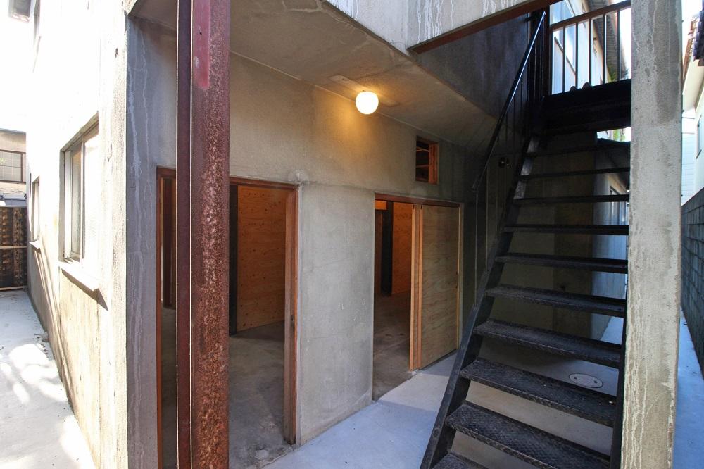 京都市中京区三条通神泉苑西入今新在家西町の賃貸物件/2階への鉄階段はそのまま利用
