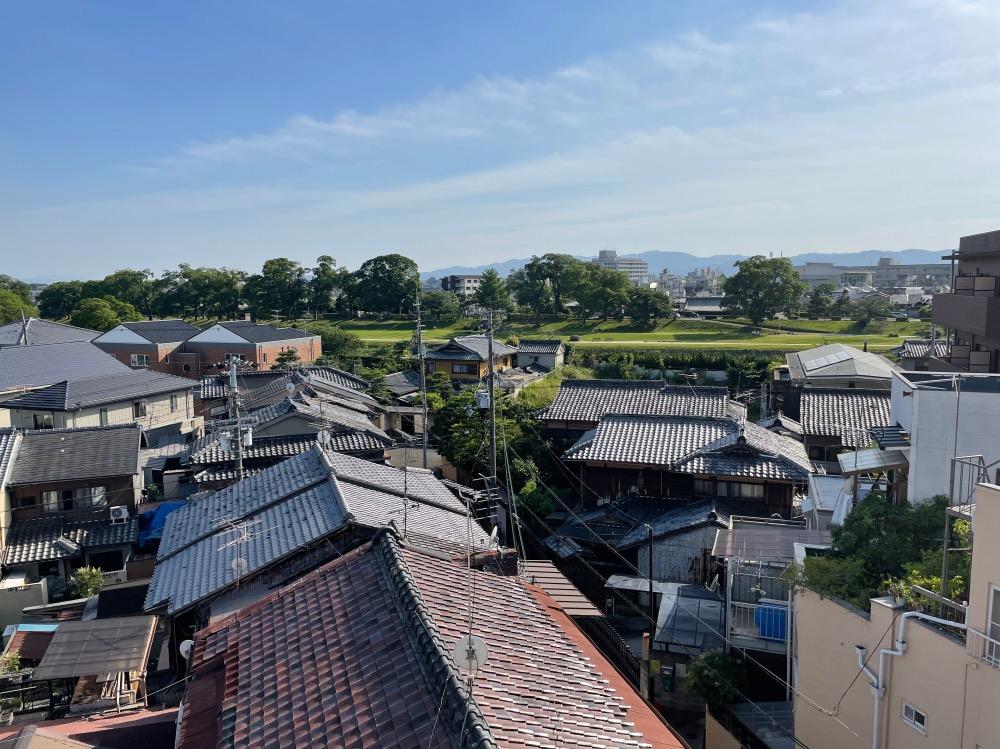 京都市左京区下鴨上川原町の売買物件/奥に見える緑のラインが賀茂川です