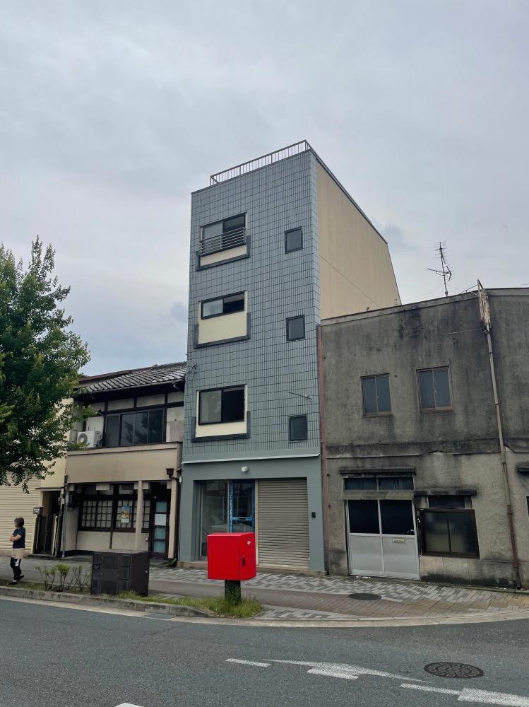 京都市左京区下鴨上川原町の売買物件/全面のタイルは今回新しく塗装し直しています