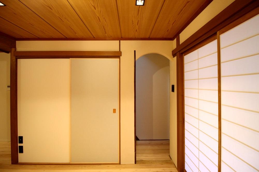 京都市西京区嵐山東一川町の売買物件/アーチの向こうが階段とトイレ