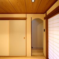 京都市西京区嵐山東一川町の売買物件/アーチの向こうが階段とトイレ