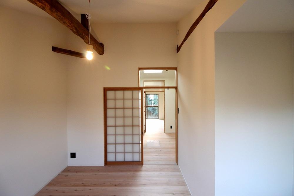 京都市西京区嵐山東一川町の売買物件/ここと真ん中の部屋は天井に勾配があります