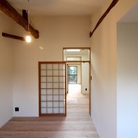 京都市西京区嵐山東一川町の売買物件/ここと真ん中の部屋は天井に勾配があります