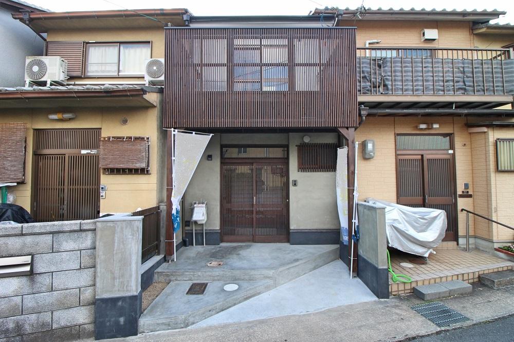 京都市西京区嵐山東一川町の売買物件/玄関の上にウッドデッキ