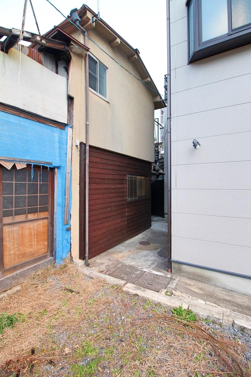 京都市上京区下長者町通土屋町西入二本松町の売買物件/ブルーシートの建物は隣家（空き家）（写真は前回募集時のもの）