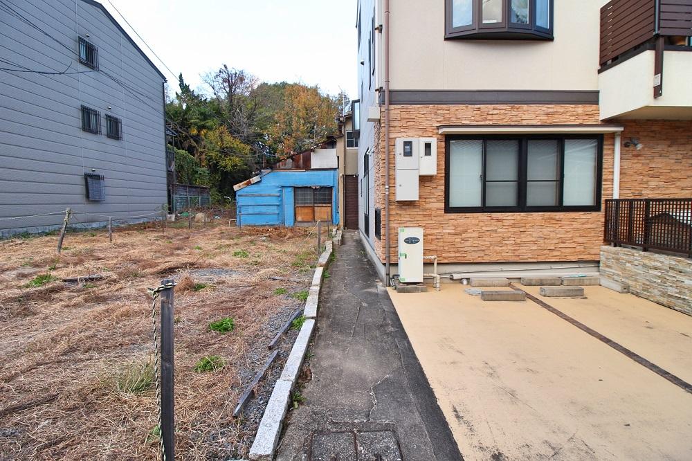 京都市上京区下長者町通土屋町西入二本松町の売買物件/下長者町通からこの細い通路を入ります。左側の空き地は、現在マンションの敷地になってます（写真は前回募集時のもの）