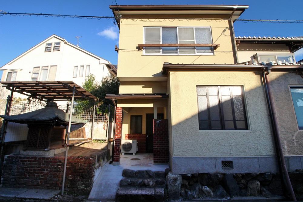 京都市左京区鹿ヶ谷上宮ノ前町69の賃貸物件/古建具にドイツ壁でできる限りオリジナルを残したファサード