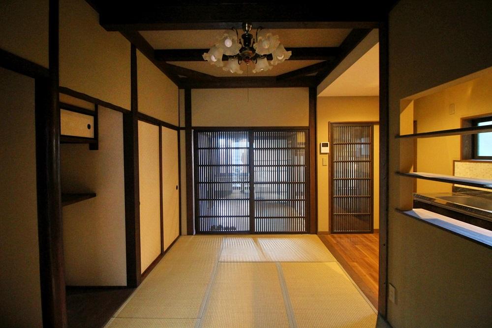 京都市左京区鹿ヶ谷上宮ノ前町69の賃貸物件/玄関ホールとの境にある間仕切りは古建具にガラスがはめてあるので風は通さず光は射します