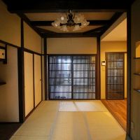 京都市左京区鹿ヶ谷上宮ノ前町69の賃貸物件/玄関ホールとの境にある間仕切りは古建具にガラスがはめてあるので風は通さず光は射します