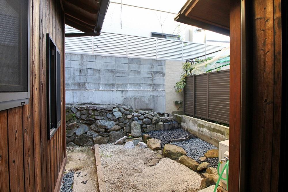 京都市左京区鹿ヶ谷上宮ノ前町69の賃貸物件/目線が気にならない庭にはお地蔵さんもいます。