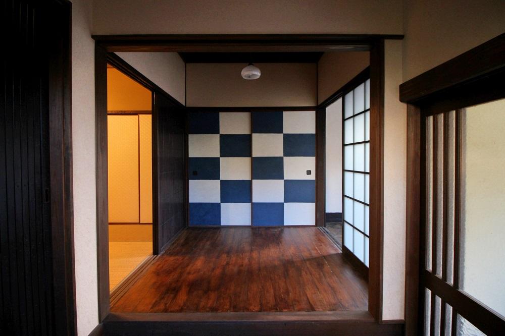 京都市左京区鹿ヶ谷上宮ノ前町69の賃貸物件/玄関土間から。隠し階段の襖は市松模様