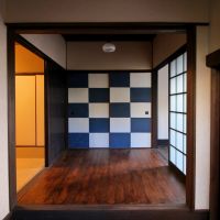 京都市左京区鹿ヶ谷上宮ノ前町69の賃貸物件/玄関土間から。隠し階段の襖は市松模様