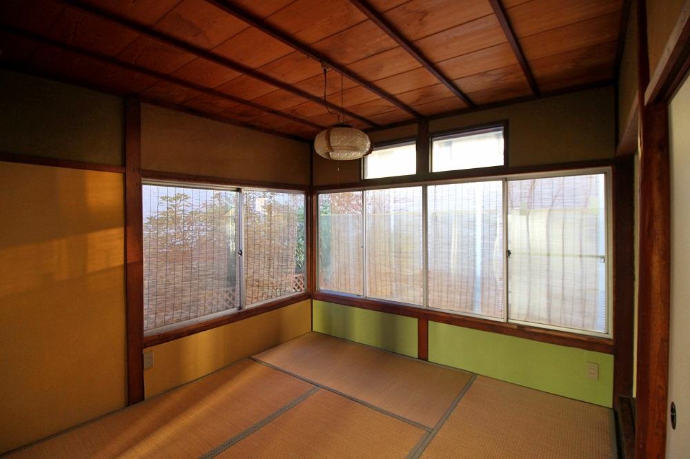 京都市左京区鹿ヶ谷上宮ノ前町69の賃貸物件/北東を向いたL型の大きな窓（現在窓に紫外線防止シートが貼ってあります）