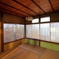 京都市左京区鹿ヶ谷上宮ノ前町69の賃貸物件/北東を向いたL型の大きな窓（現在窓に紫外線防止シートが貼ってあります）
