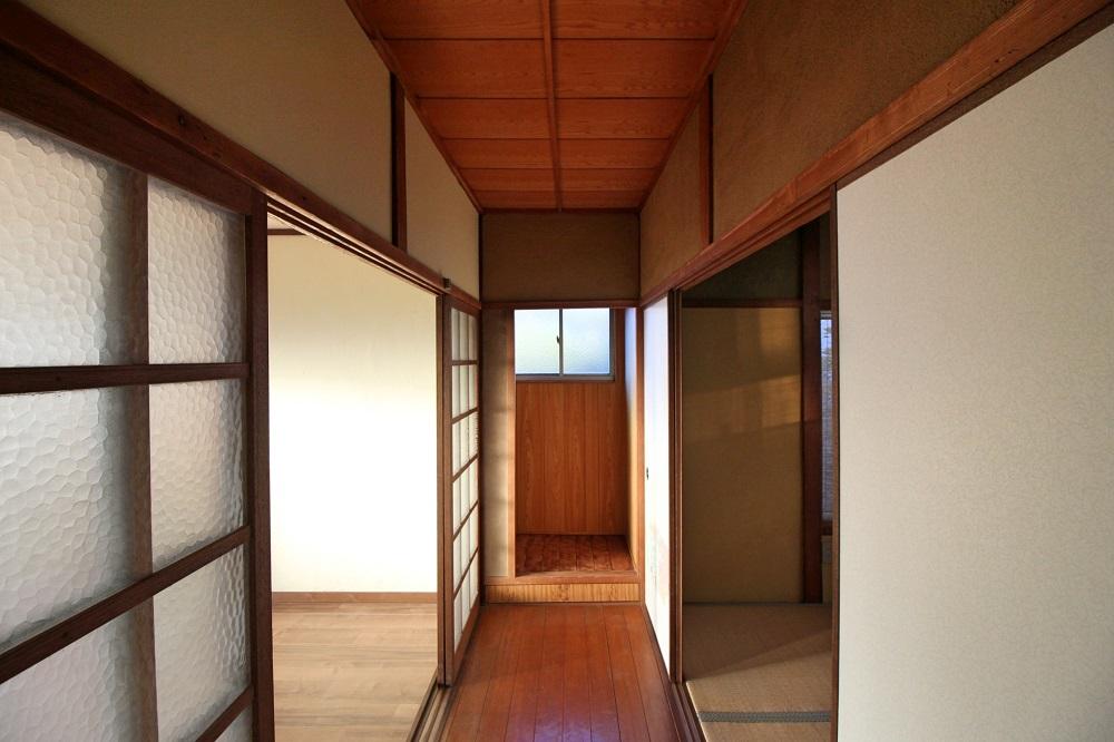 京都市左京区鹿ヶ谷上宮ノ前町69の賃貸物件/2階は廊下を挟んで2部屋。正面左手に修理要すトイレ。