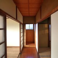 京都市左京区鹿ヶ谷上宮ノ前町69の賃貸物件/2階は廊下を挟んで2部屋。正面左手に修理要すトイレ。