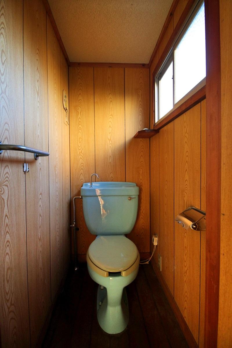 京都市左京区鹿ヶ谷上宮ノ前町69の賃貸物件/2階のトイレは修理すれば使用可能（借主負担）。不要なら物置に。
