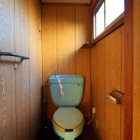 京都市左京区鹿ヶ谷上宮ノ前町69の賃貸物件/2階のトイレは修理すれば使用可能（借主負担）。不要なら物置に。