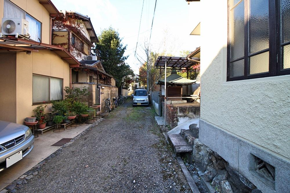 京都市左京区鹿ヶ谷上宮ノ前町69の賃貸物件/未舗装の前面道路が和む