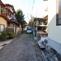 京都市左京区鹿ヶ谷上宮ノ前町69の賃貸物件/未舗装の前面道路が和む