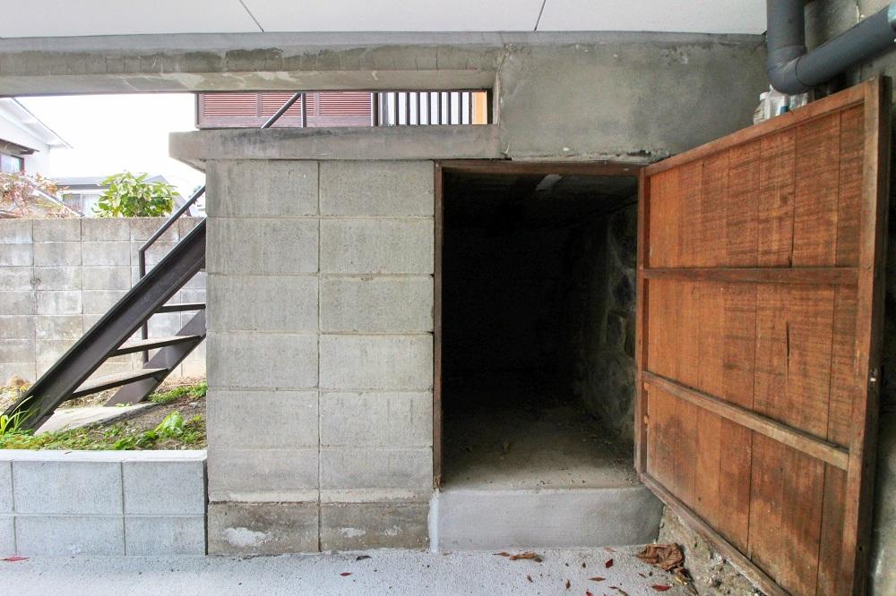 京都市左京区一乗寺庵野町の売買物件/玄関下には冬用タイヤやキャンプ用品がしまい込める収納庫