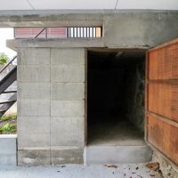 京都市左京区一乗寺庵野町の売買物件/玄関下には冬用タイヤやキャンプ用品がしまい込める収納庫