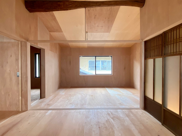 京都市東山区五条橋東4丁目の賃貸物件/2階は木製パネルを貼り合わせた素朴な仕上げ
