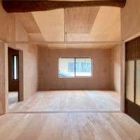 京都市東山区五条橋東4丁目の賃貸物件/2階は木製パネルを貼り合わせた素朴な仕上げ