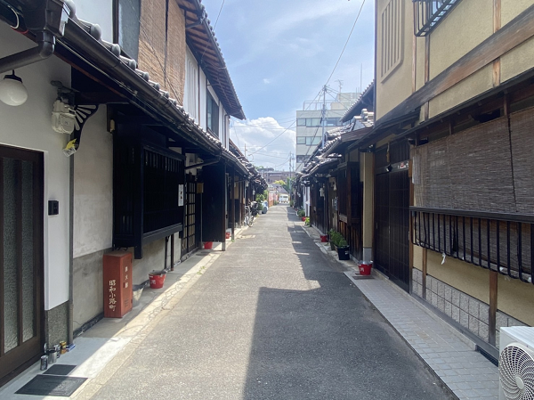 京都市東山区五条橋東4丁目の賃貸物件/両サイドに長屋が並んで雰囲気のある路地内です