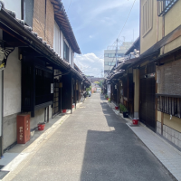 京都市東山区五条橋東4丁目の賃貸物件/両サイドに長屋が並んで雰囲気のある路地内です