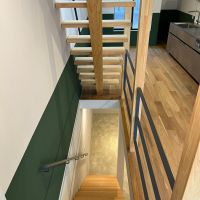 京都市右京区西院西三蔵町の売買物件/吹き抜けのスリット階段。