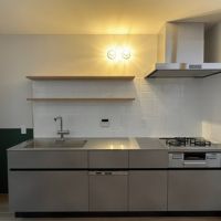 京都市右京区西院西三蔵町の売買物件/w2400のワイドなキッチン。正面は白のタイル張り。