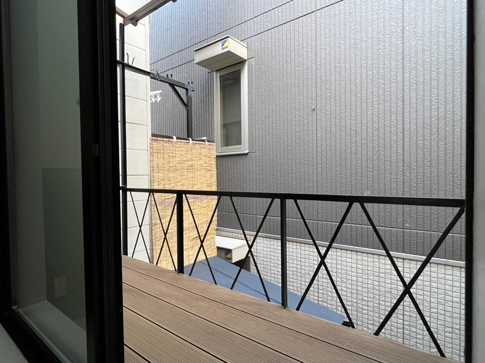京都市右京区西院西三蔵町の売買物件/キッチン横のバルコニー。すぐ隣家ですがコンニチワではない