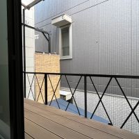 京都市右京区西院西三蔵町の売買物件/キッチン横のバルコニー。すぐ隣家ですがコンニチワではない