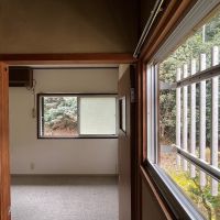 京都市左京区上高野沢淵町の売買物件/少し湾曲した配列のおかげで、隣家の圧迫感が軽減されてる